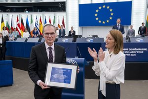  Photograph of Andrzej Poczobut and European Parliament President Roberta Metsola