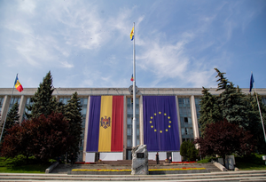 EU and Moldovian flags in front of the Moldovan 