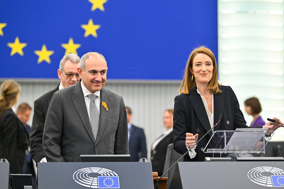 Nikol Pashinyan, Prime Minister of Armenia, and Roberta Metsola, President of the European Parliament standing before the Parliament's plenary chamber, March&nbsp;2026