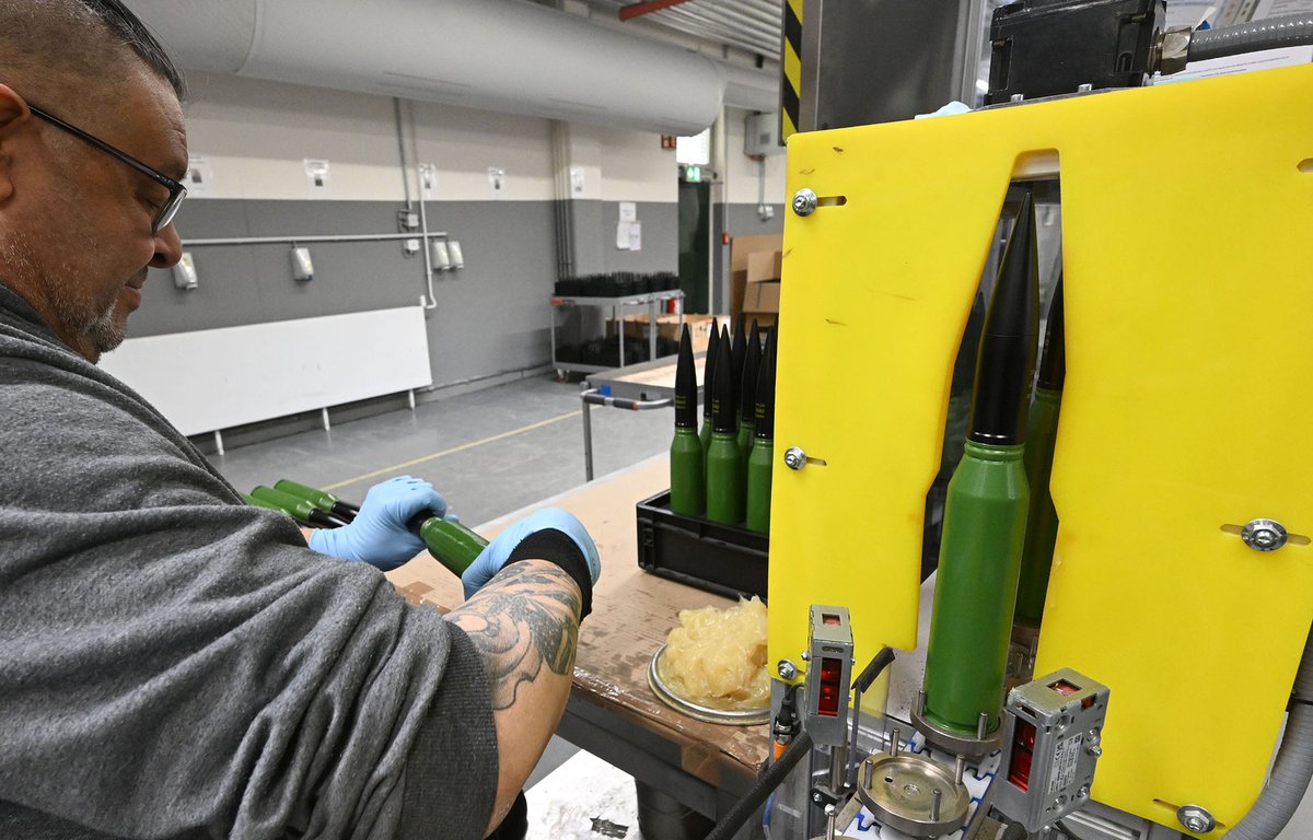 Photograph of a defence industry worker, producing ammunition for air defence in a factory in Germany
