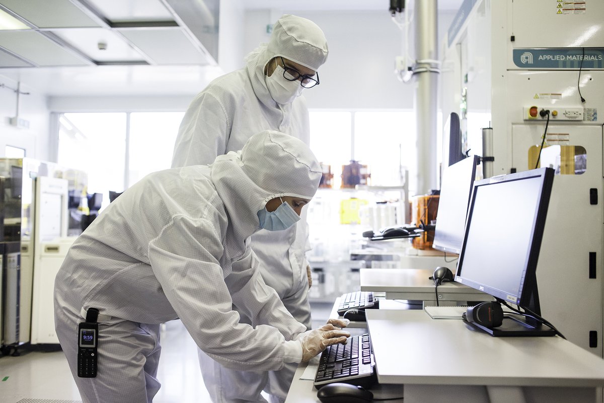 Operators checking the silicon wafer deposit parameters in the CEA-Leti clean&nbsp;room.