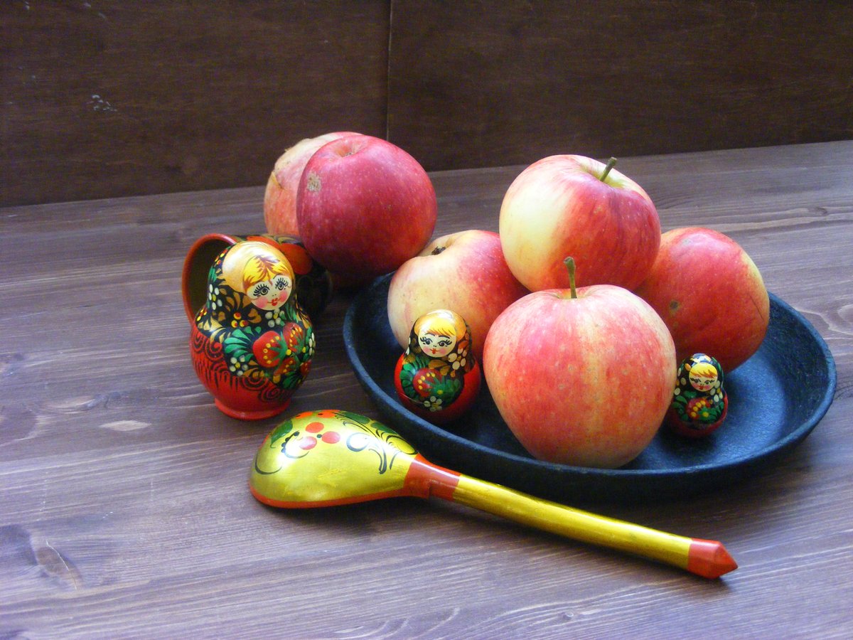 Russian matryoshkas (metaphor of powerless people) with apples (symbol of the anti-war party Yabloko)